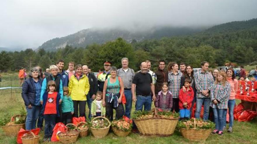 Participants al concurs del 2016 amb els seu botins a les cistelles al pla de Puigventós