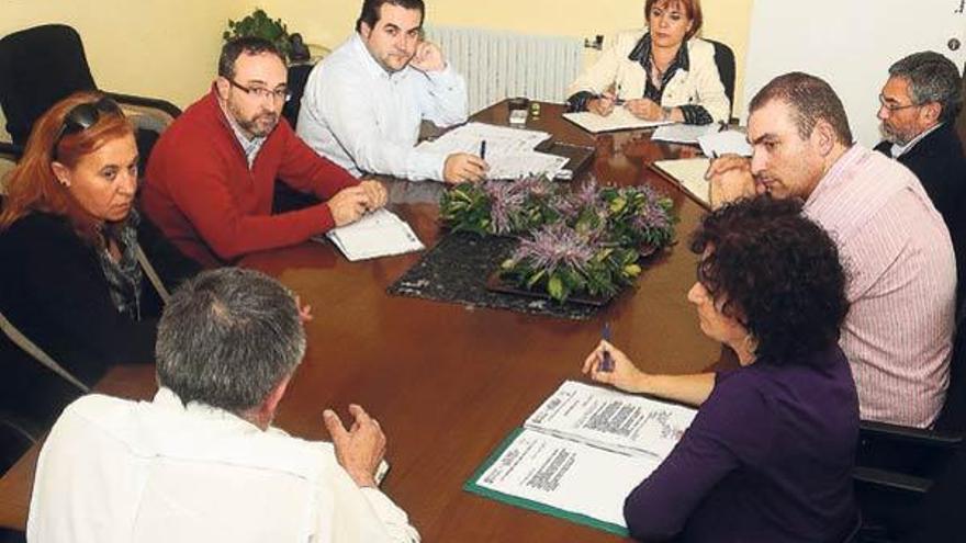 Pazos, de espaldas, explica las intenciones municipales a los seis directores y directoras.  // Gonzalo Núñez