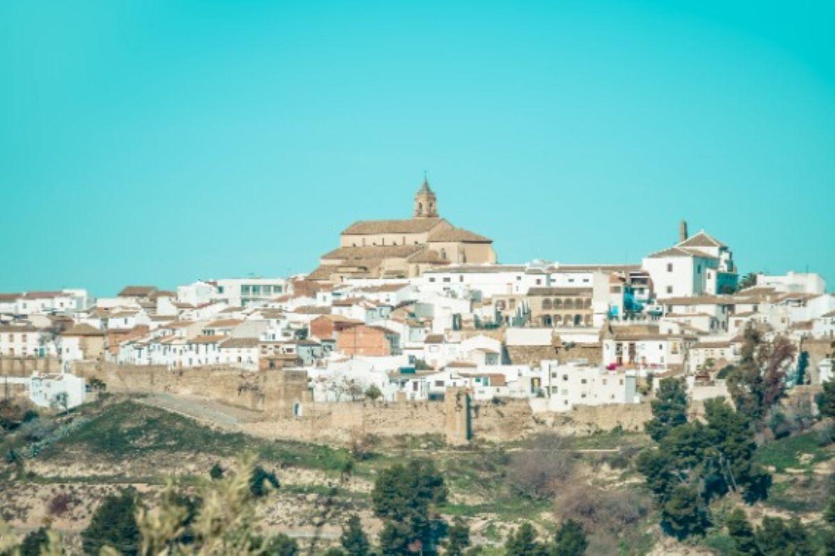 Vista del recinto amurallado de Baena.
