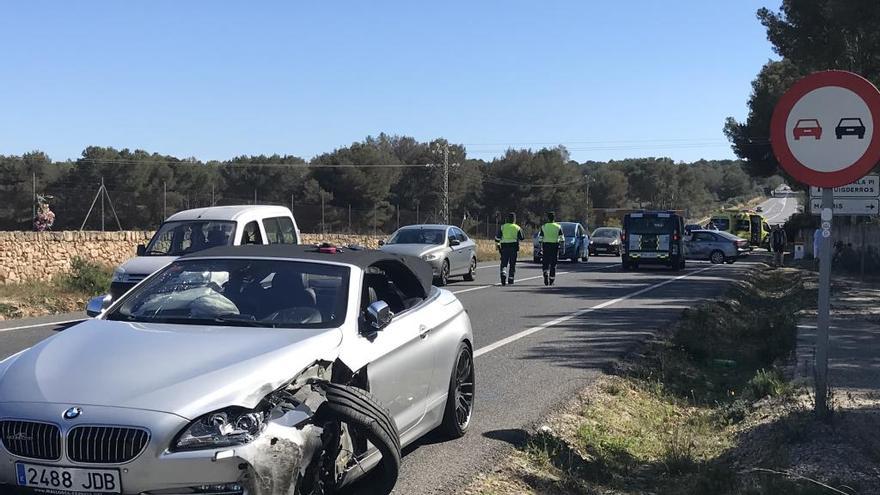 Estado en el que ha quedado un coche tras la colisiÃ³n en la carretera de Cap Blanc.