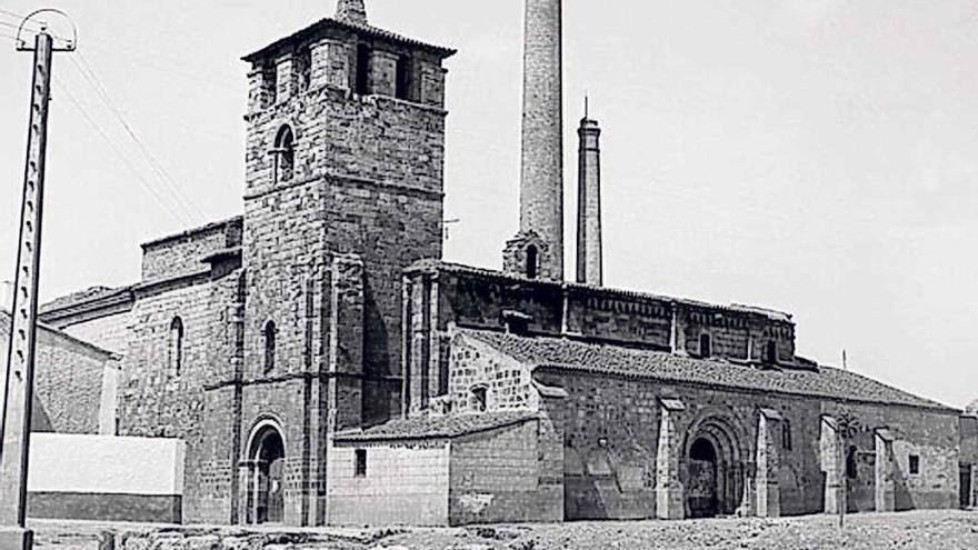 Chimeneas de la fábrica de luz, tras la iglesia de Santa María de La Horta.