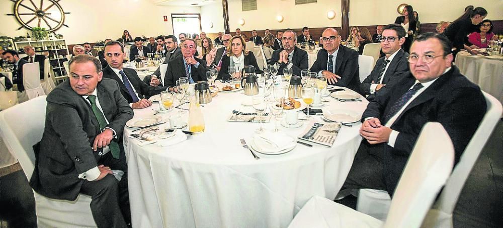 El director general de Contenidos de INFORMACIÓN, Juan R. Gil; el presidente de la Diputación Provincial, César Sánchez; el presidente de la Cámara de Comercio de Alicante, Juan Riera; la subdelegada del Gobierno, Araceli Poblador; el presidente de CEV Alicante, Perfecto Palacio; el rector de la Universidad de Alicante, Manuel Palomar; el director de zona de Alicante de Bankia, Jesús Cecilia; y el consejero delegado de Vectalia, Antonio Arias.