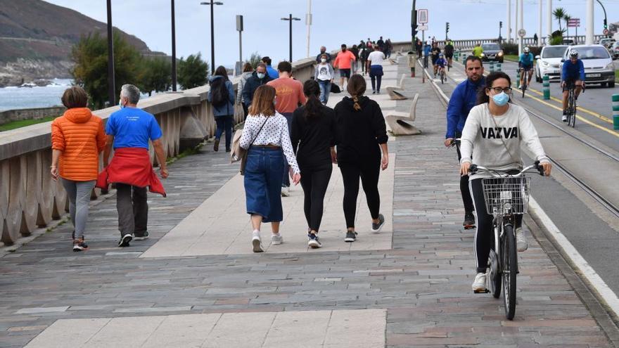 Peatones y ciclistas en el paseo marítimo de A Coruña.