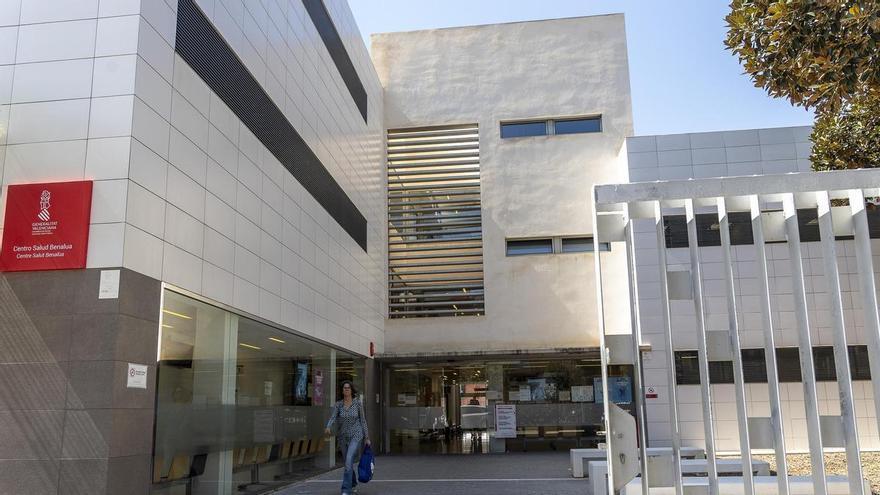 Pacientes en el centro de salud de Benalúa en Alicante