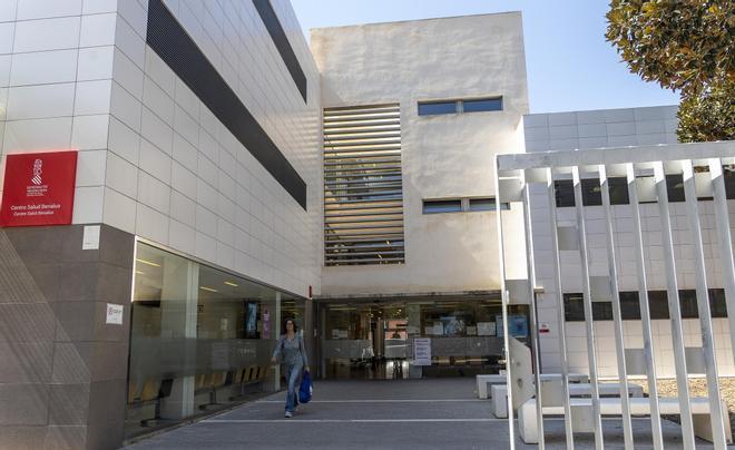 Pacientes en el centro de salud de Benalúa en Alicante
