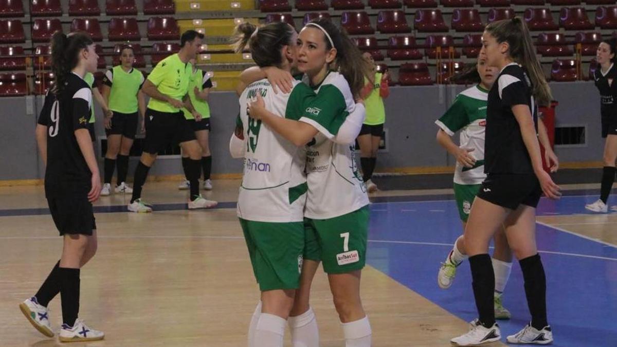 Inma Sojo y Lau celebran un gol.