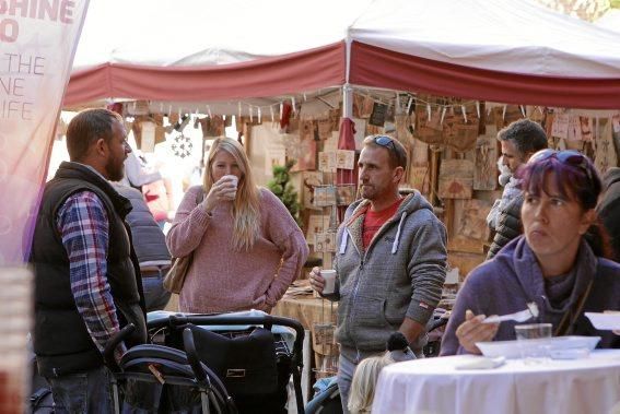 Auf dem traditionellen Markt im Pueblo Español (1. bis 10. 12.) geht es diesmal ausgesprochen musikalisch zu. Täglich sorgen Musikgruppen in dem Miniaturdorf für Weihnachtsstimmung. Die Stände sind bereits ab mittags geöffnet. Der Eintritt kostet 5 Euro, dafür gibt es aber auch einen Becher Glühwein.