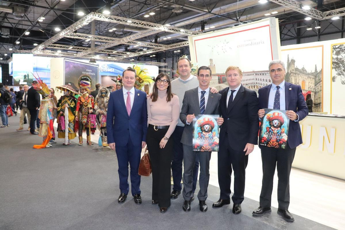 Fernando Planelles, de Ibercaja, patrocinador del Carnaval, con el alcalde y concejales