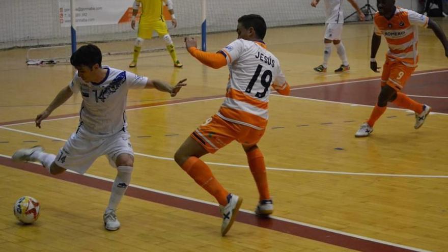 Jesús trata de quitar el balón al jugador Miguel Muñoz de O Parrulo.