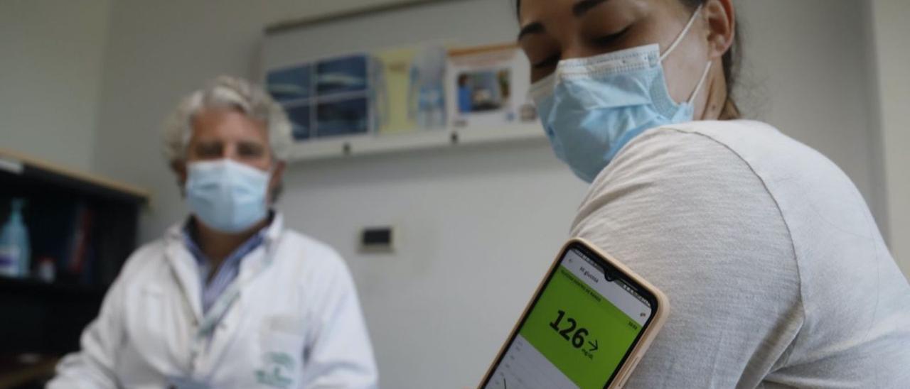 Rafael Palomares, especialista en Endocrinología del hospital Reina Sofía, con una paciente que lleva un sensor.