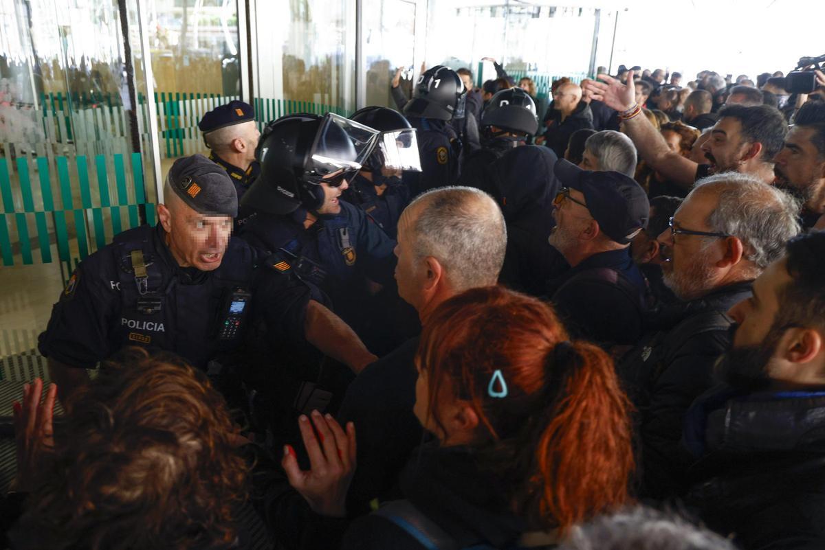 Una protesta de funcionarios de prisiones ante la Conselleria de Justícia deriva en cargas policiales