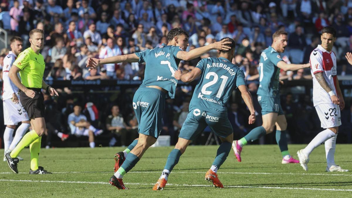 Ángel Pérez celebra un gol contra el Celta.