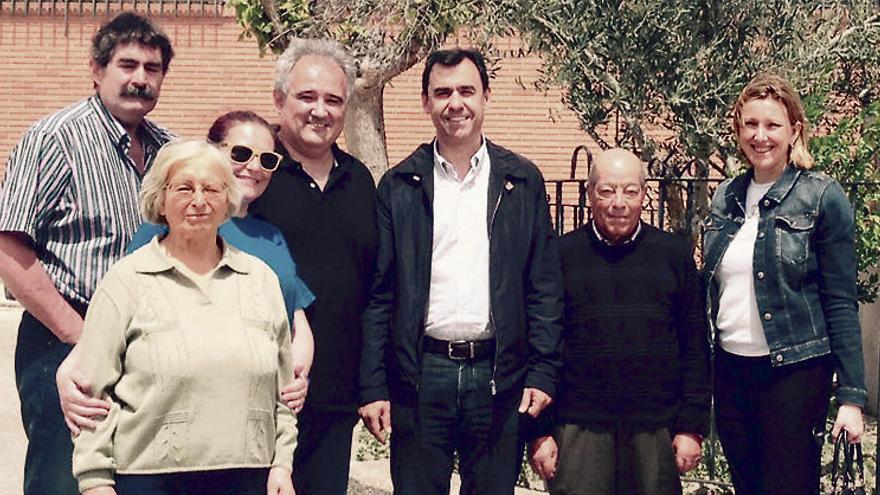 Maíllo con los candidatos del PP en Roales del Pan.