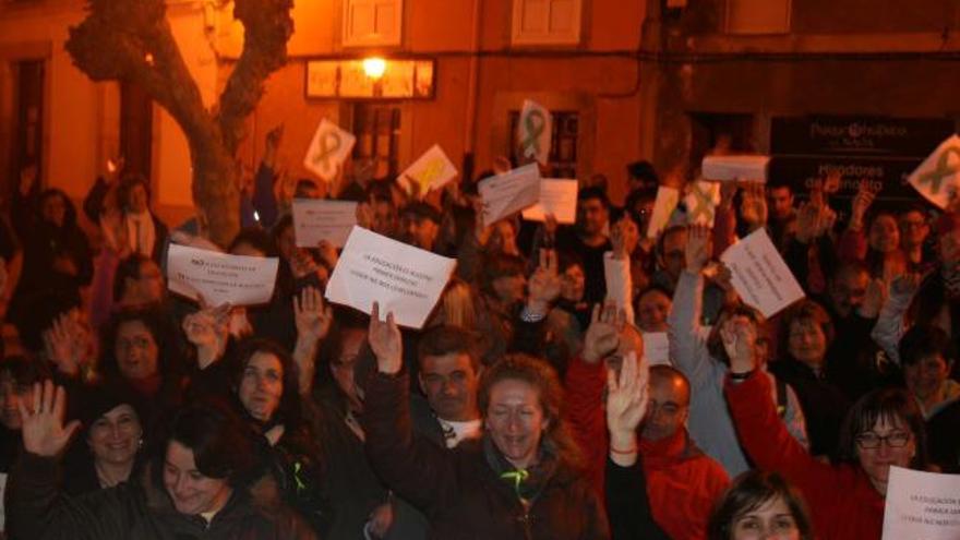 Los manifestantes, el viernes por la noche, frente al Ayuntamiento boalés.