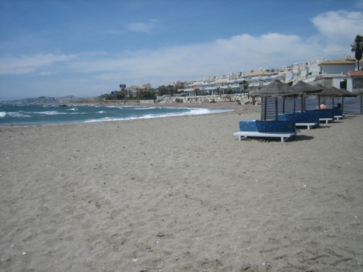 Playa de El Charcón en Mijas