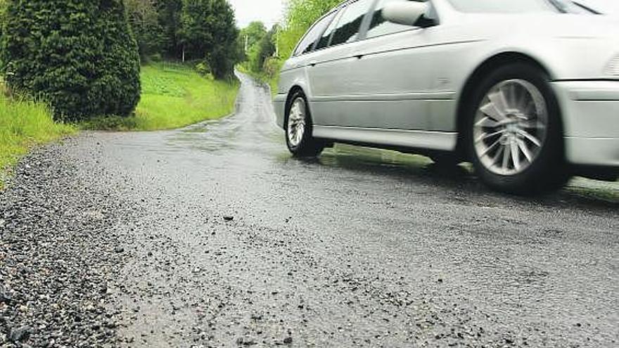 La carretera que comunica El Carmen con el nudo de la Autovía del Cantábrico, en la zona oeste de Ribadesella.