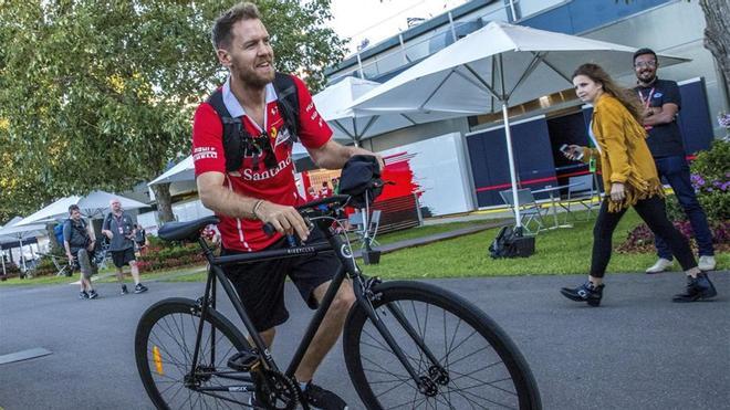 Vettel se desplaza en bicicleta por Albert Park