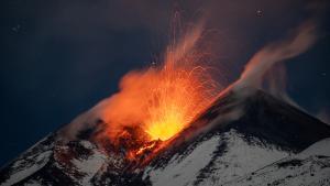 Columnas de humo y lava chisporroteante se elevan desde el monte Etna cubierto de nieve.