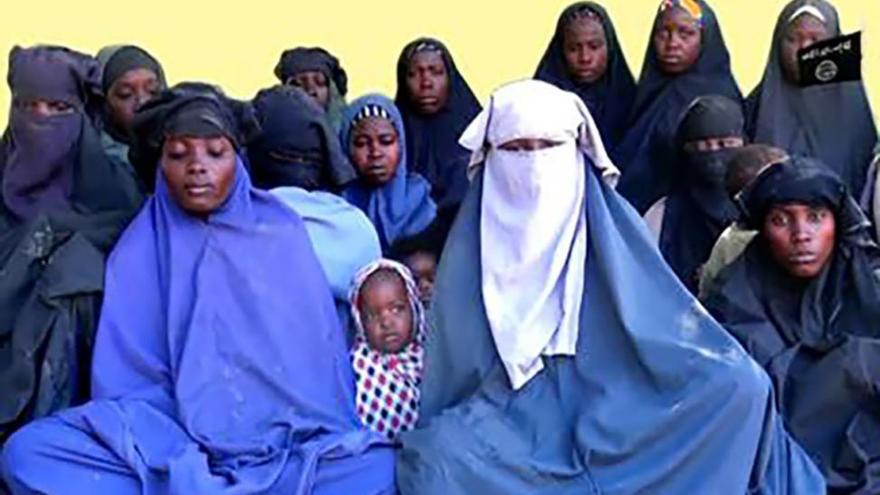 Las niñas rehenes de Boko Haram dicen en un video que no quieren volver a casa