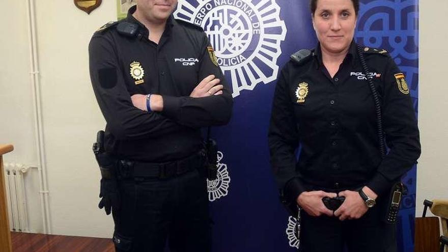 Jorge y Rosana, los dos policías que realizaron la intervención. // R. V.
