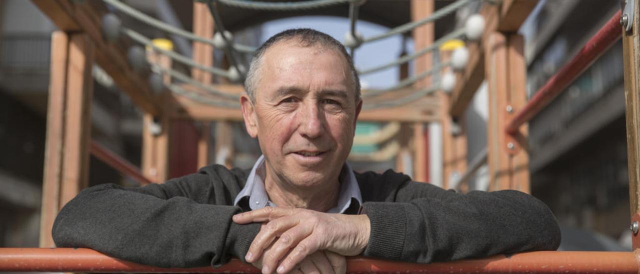 Joan Baldoví, en un parque infantil de Alicante cercano a la sede de Compromís.