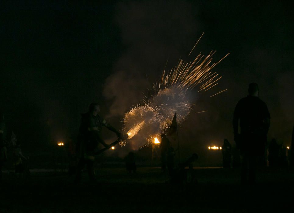 Un espectacular Desembarco al alba da inicio a los Moros y Cristianos en El Campello