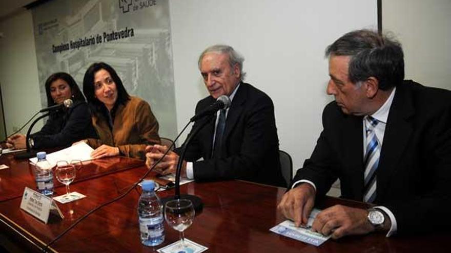 Tojo Sierra (centro) se dirige al público ante la mirada de Fernández-da Ponte, ayer.