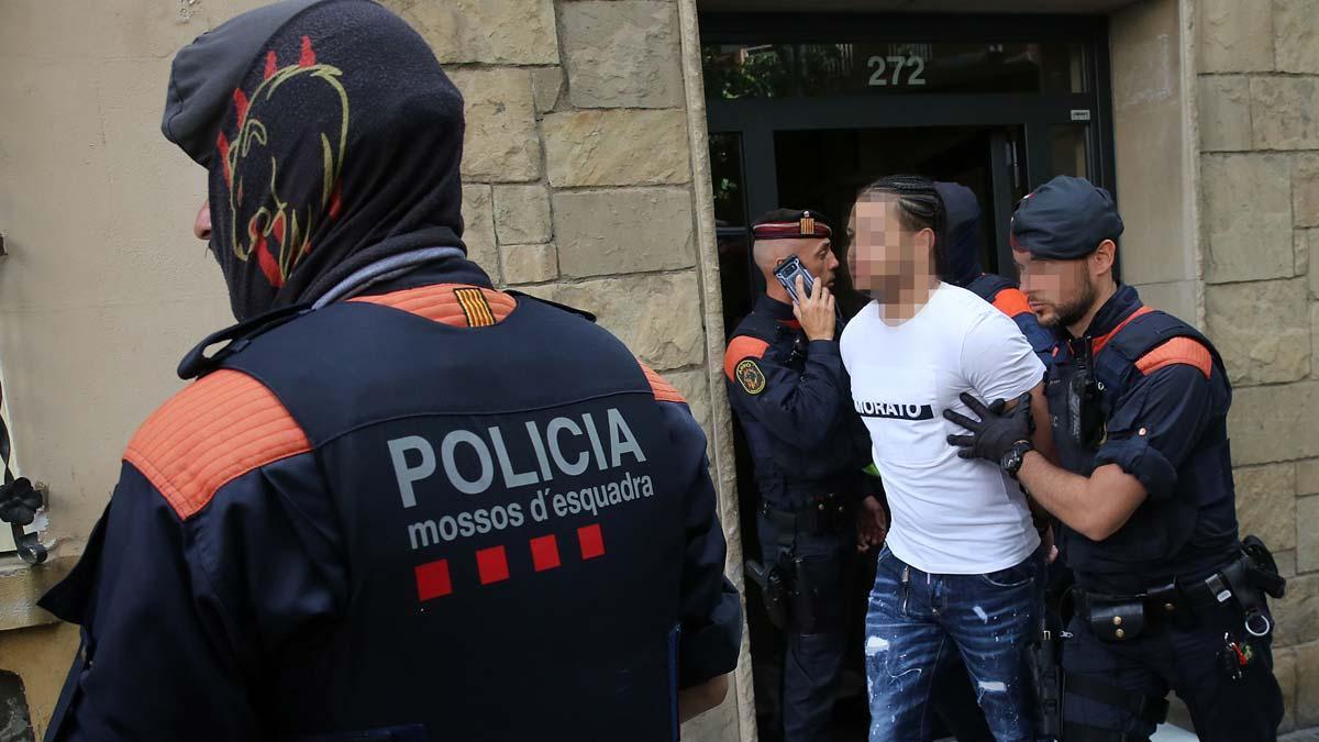 Operación policial en el barrio de Navas contra un grupo que distribuïa cocaína a lateros de Barcelona