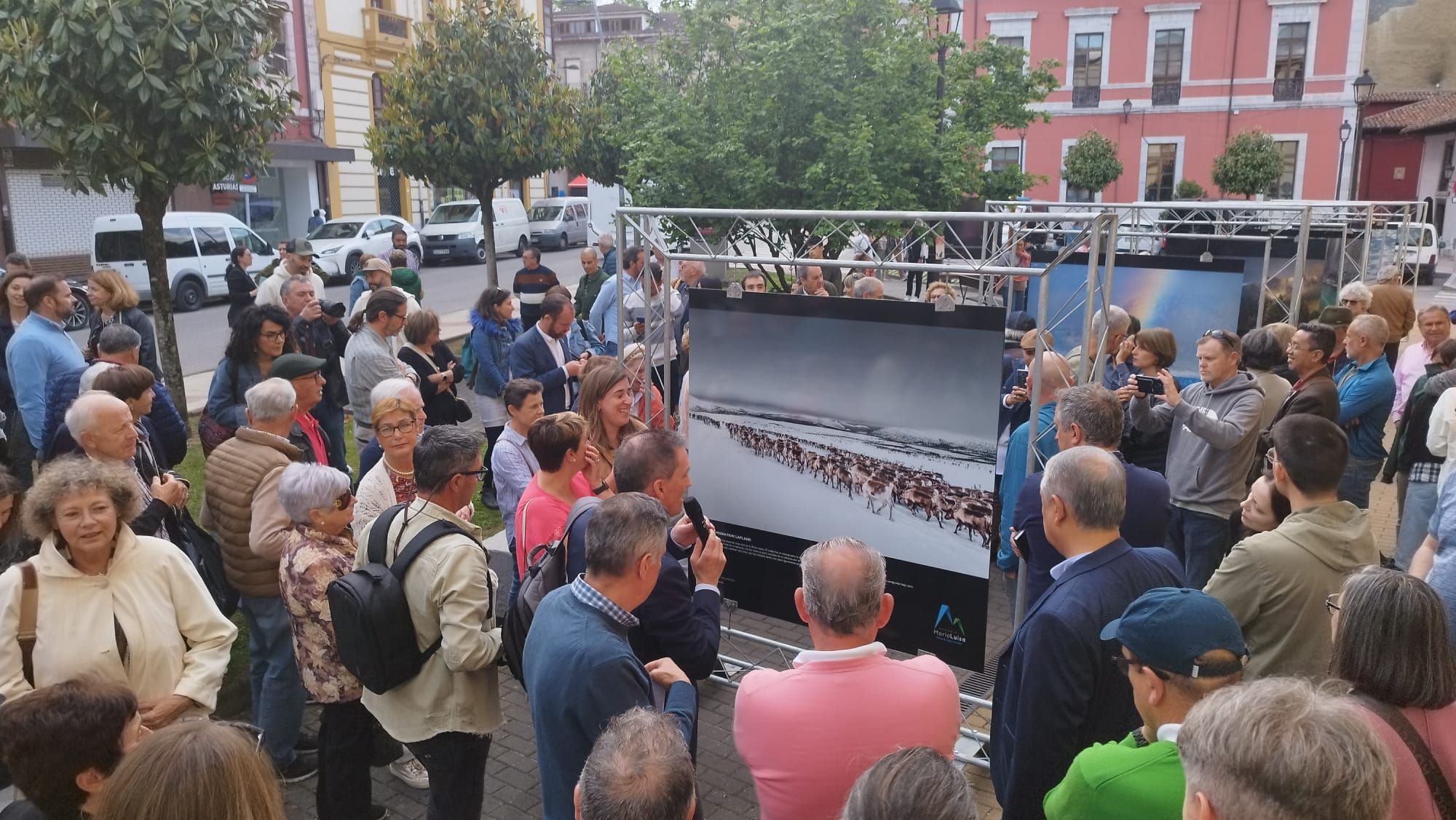 Así fue la inauguración en Infiesto de la exposición fotográfica por el 33 Memorial de María Luisa