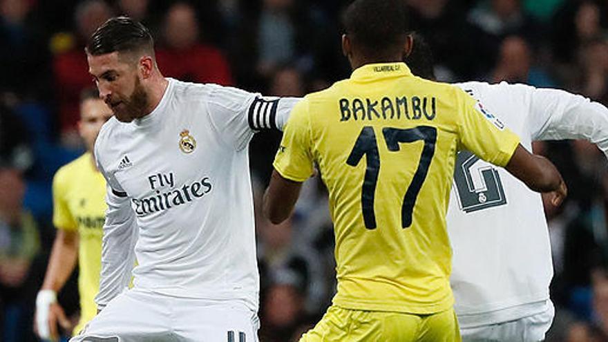 Ramos, ante Bakambu en una jugada del partido.