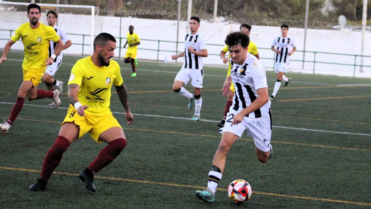 El extremo valenciano Izan Llinares sube por la banda derecha, ayer en el Javier Marquina.