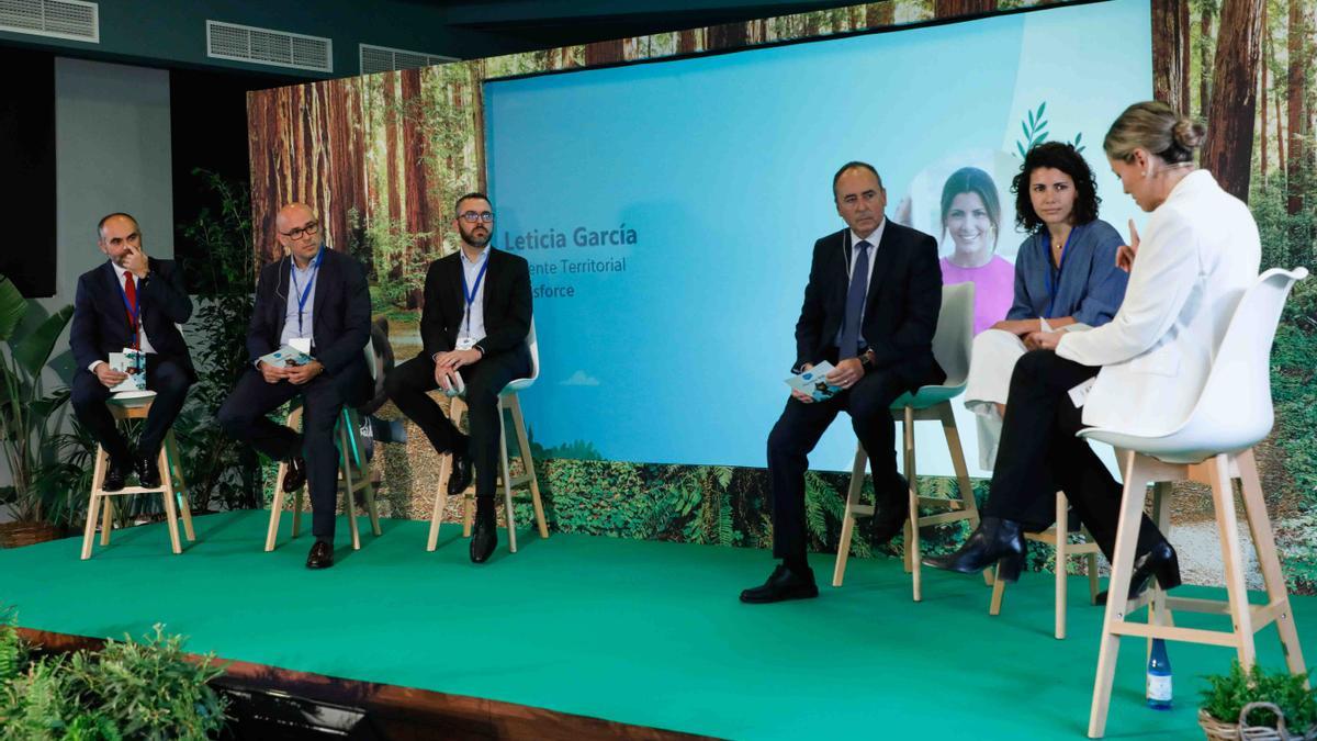 Silvia Tomás, directora de Levante TV y conductora del evento, junto a los ‘partners’ de Salesforce.