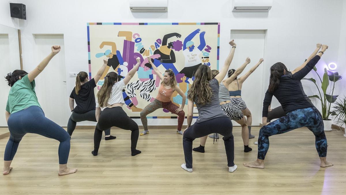 Un momento del taller gratuito de este jueves para aprender la coreo de la 'flashmob' del 8-M.