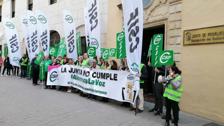 CSIF se moviliza para exigir a la Junta recuperar las ayudas de Acción Social y las pagas extra pendientes