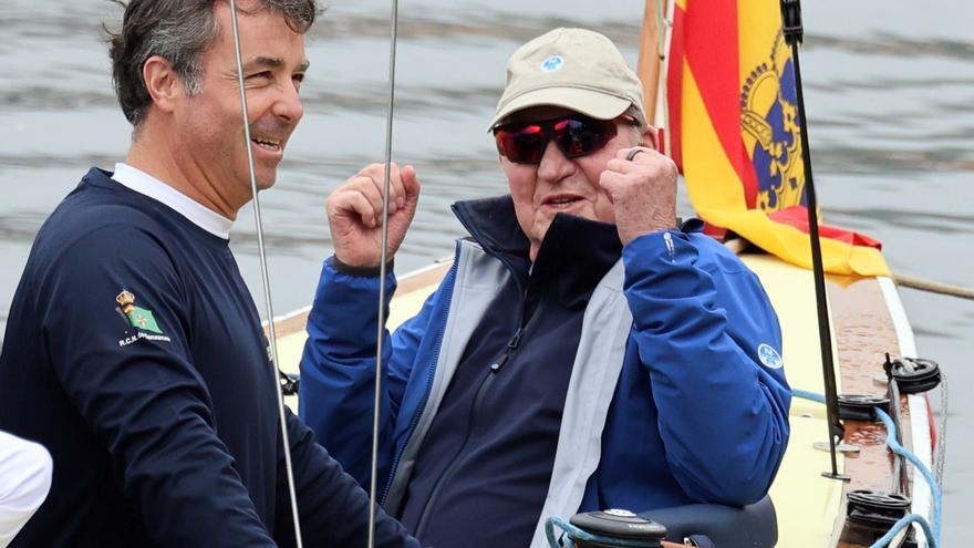 Juan Carlos I navega en el &#039;Bribón&#039; en el segundo día de regatas en Sanxenxo