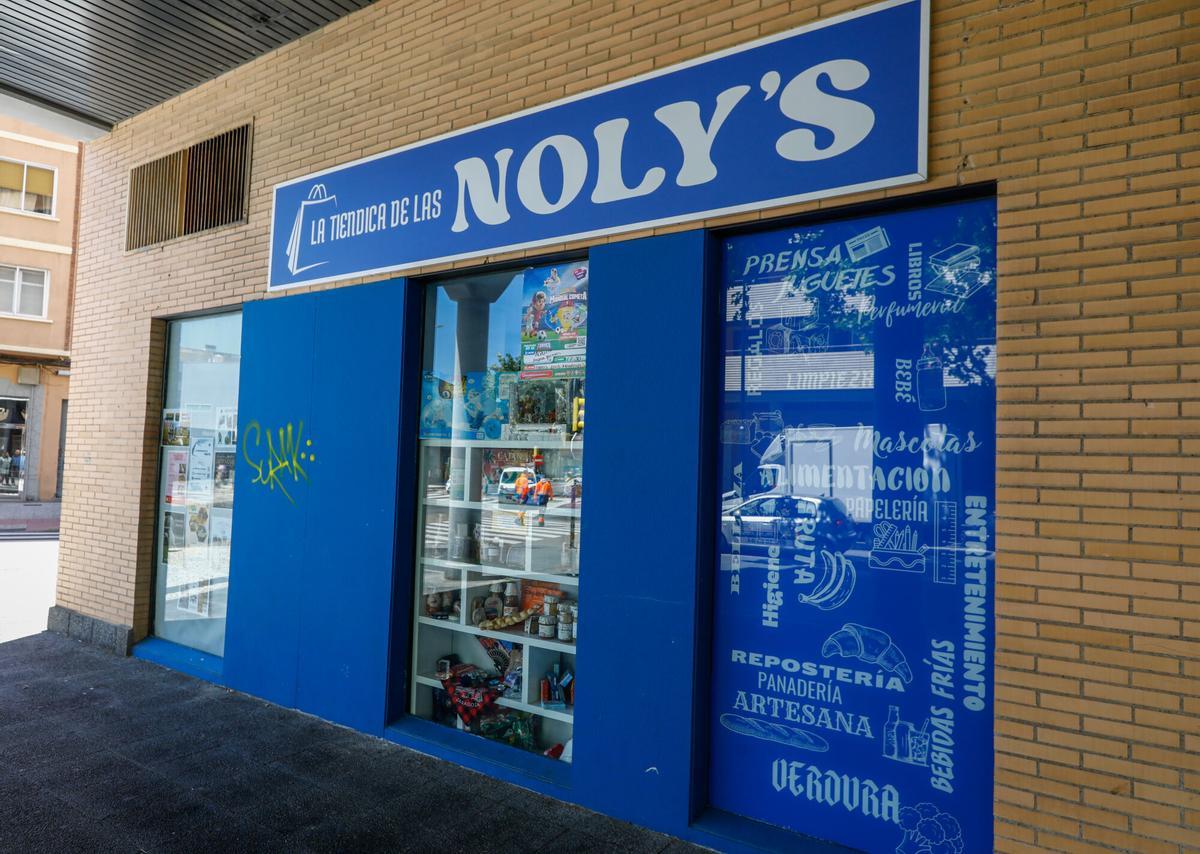En imágenes | La Tiendica de las Noly’s: el pequeño comercio de Zaragoza que conquistó TikTok sin perder su esencia de barrio