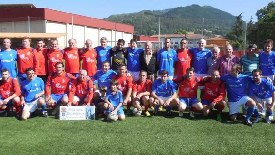 Los veteranos del Oviedo y del Cánicas, en el partido de ayer.