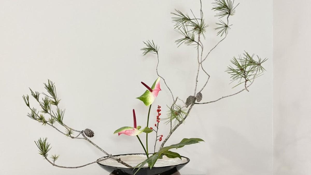 Un arreglo floral de ikebana.
