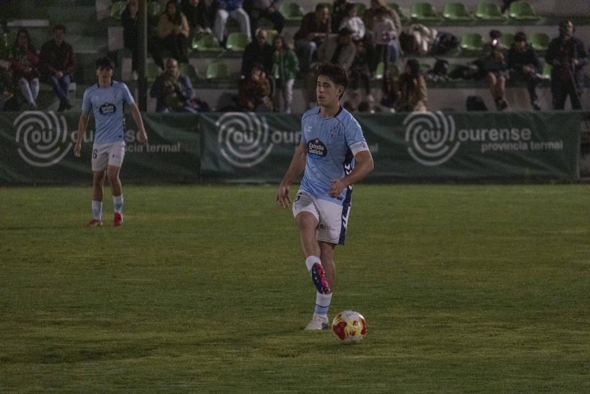 Meixús golpea el balón durante el partido de ayer. | ROI CRUZ