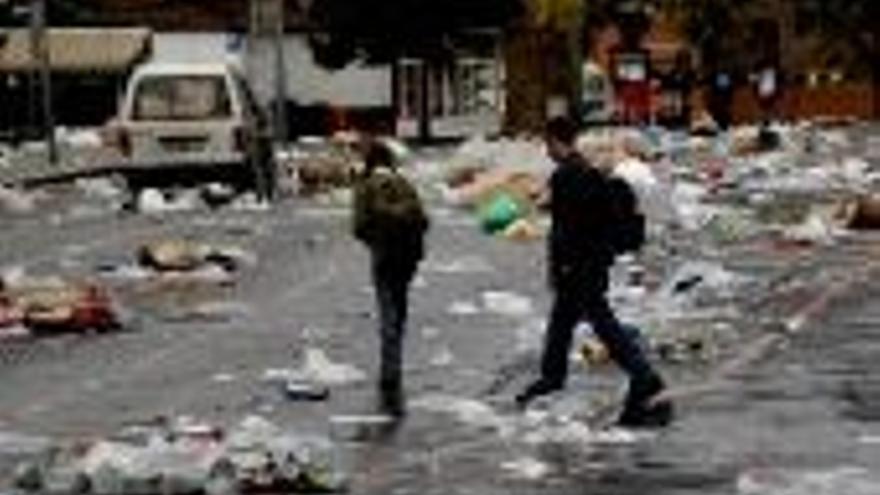 Los estudiantes sortean la basura del mercadillo