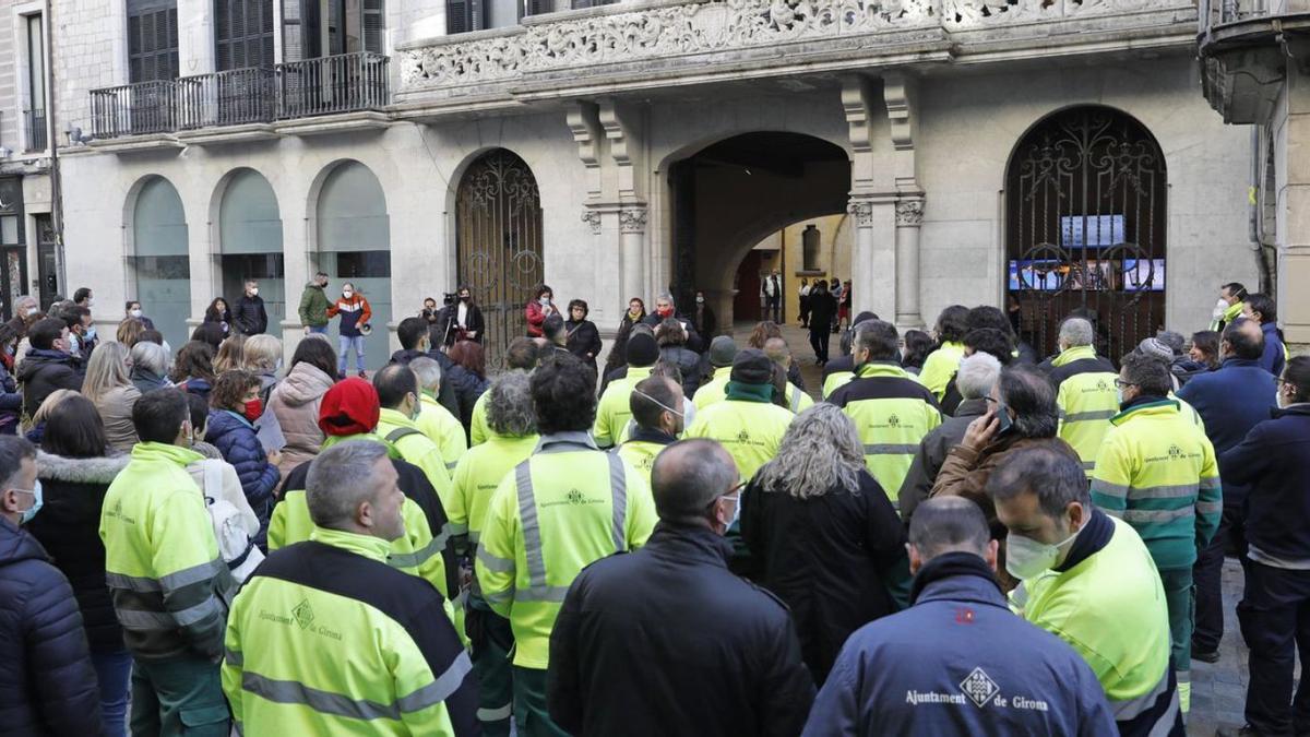 Protesta per denunciar la «precarietat» laboral dels treballadors de l’Ajuntament