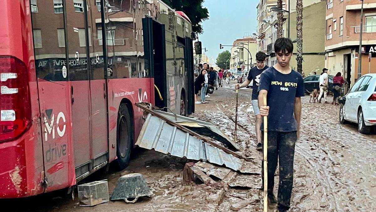 Calles y carreteras anegadas de barro en los municipios de l'Horta afectados por la DANA.