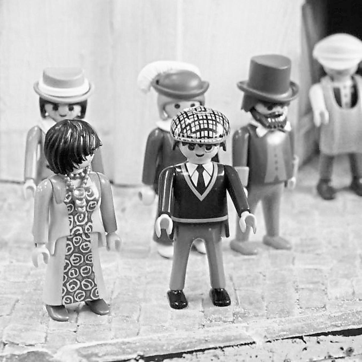 Un detlle de los trajes de época que visten los muñecos que han sido elaborados.