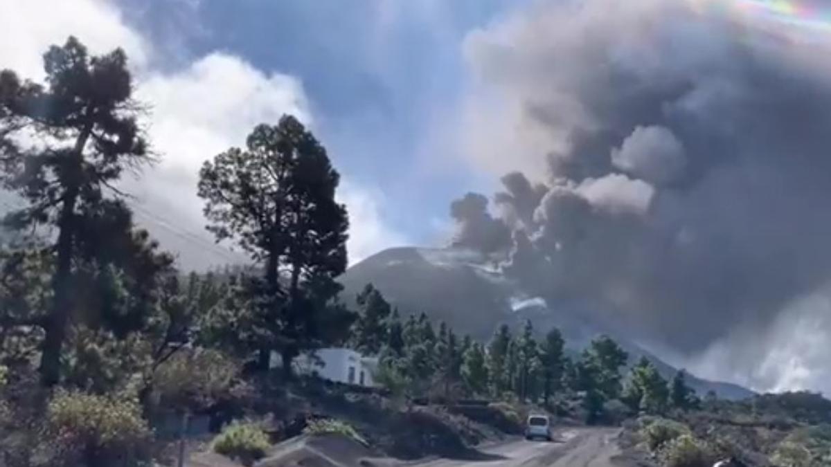 Derrumbe parcial del cono principal del volcán de La Palma