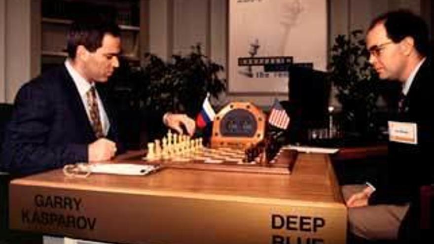Kasparov prepara las piezas blancas al inicio de su duelo ante &quot;Deep Blue&quot;.