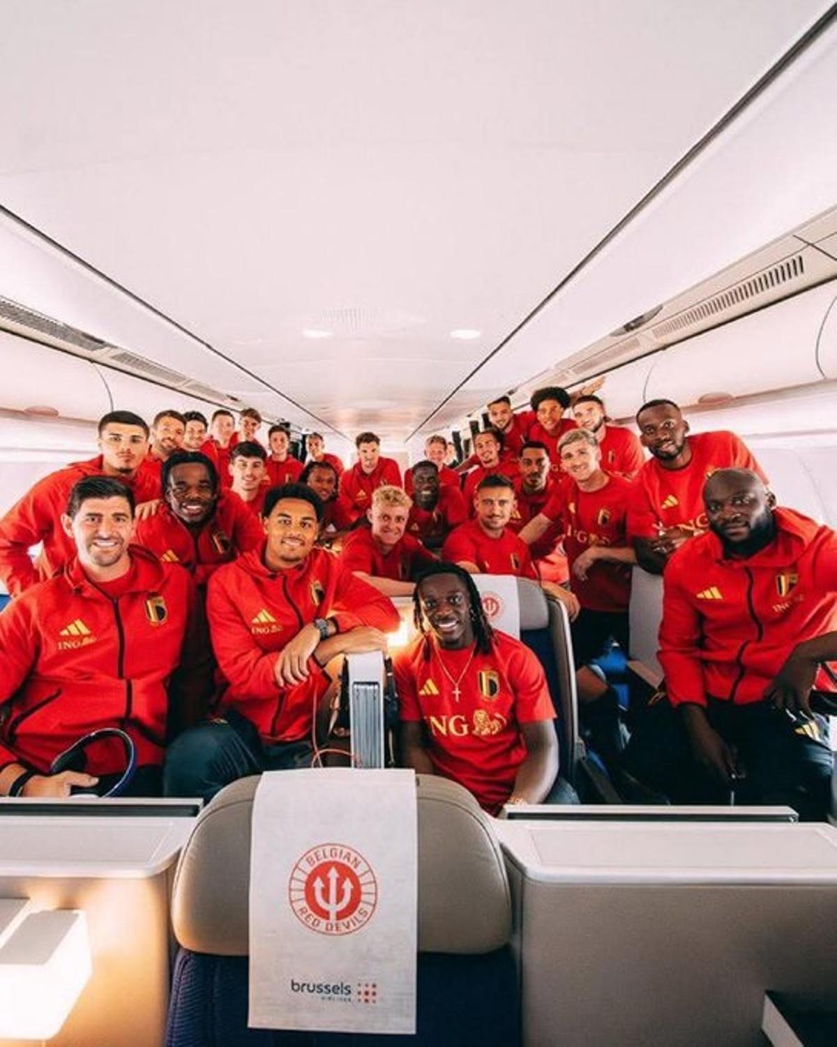 Meunier, en el centro de la foto de familia de la selección belga antes de viajar hacia el Mundial 2026