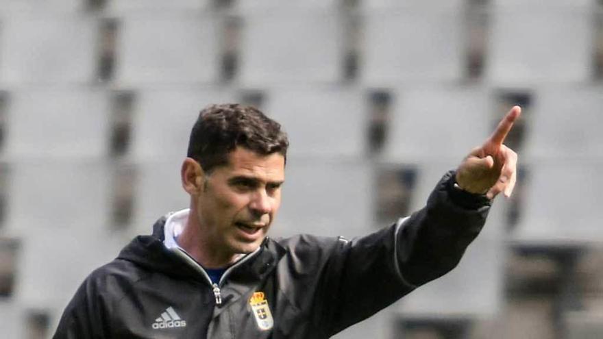 Fernando Hierro da indicaciones en un entrenamiento del Oviedo.