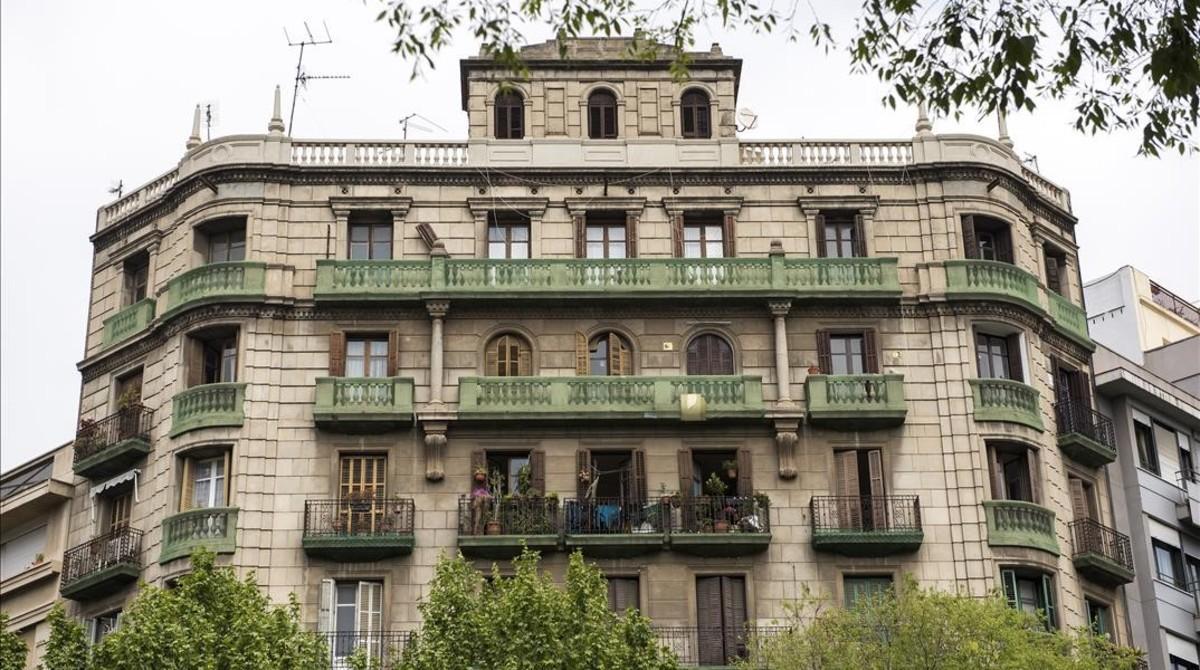 El número 18 del carrer de Borrell, una de les cantonades més imponents del barri.