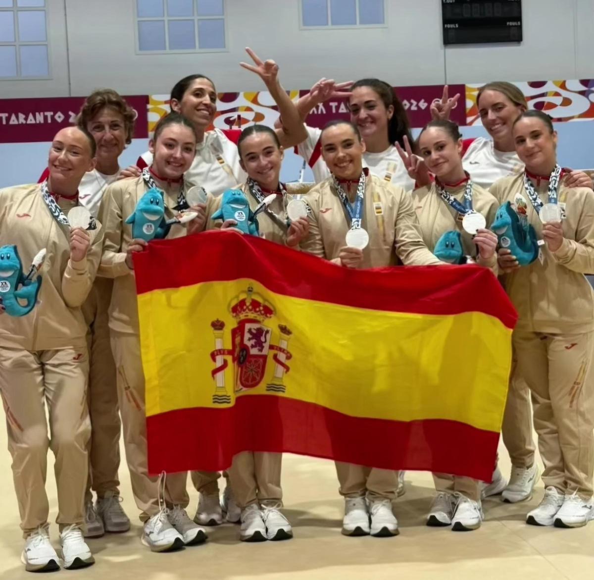 El equipo español, con Leire Escauriaza a la izquierda, posa con sus medallas.
