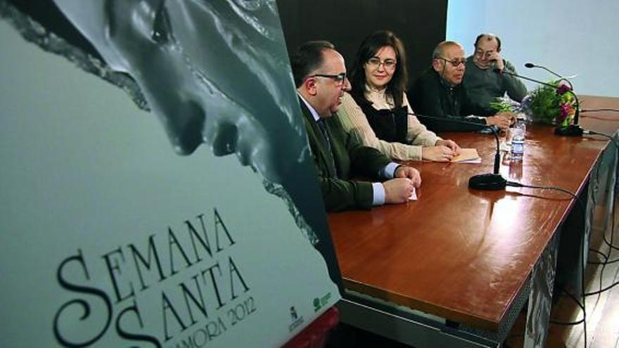 La pregonera, Marisol López, acompañada de Francisco Gustavo Cuesta, José Marcos Díez y Alberto Gato.